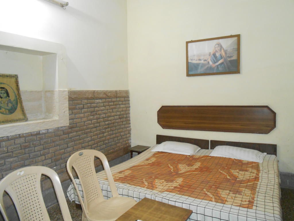Gaurav Guest House Mathura Δωμάτιο φωτογραφία
